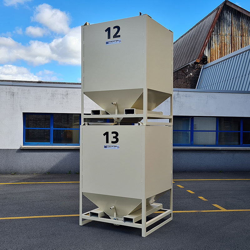 Self-bailing container 1 950 L – Storage solution with 1 950 L volume, manual hatch, fork pockets and stacking design - Image 4