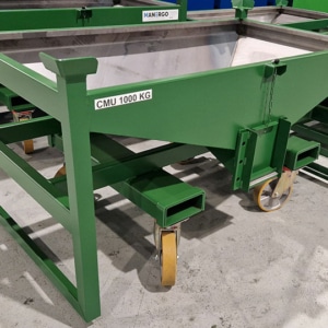 Self-bailing container 250 L with side trapdoor and wheels – CAV250R-4407 – Storage solutions 3