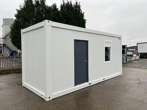 Container aménagé en bureau – salle de bain et espace de rangement – 6000 mm x 2430 mm x 2791 mm – cadre blanc - Image 1