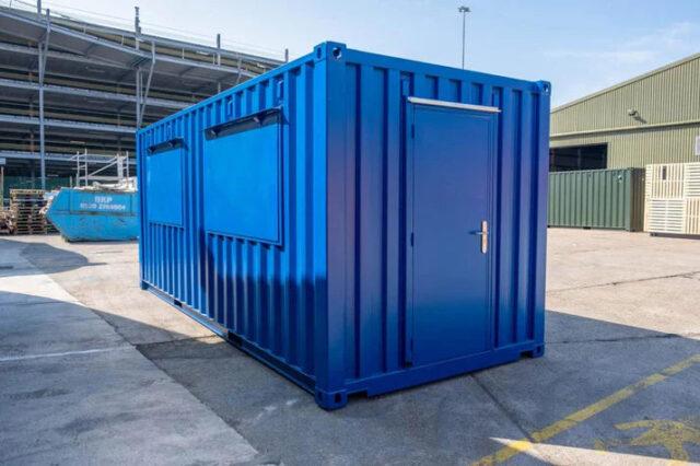Conteneur commercial bleu de 20 pieds – robuste et polyvalent avec fenêtres à charnières et porte d&rsquo;accès sécurisée – Idéal pour les kiosques, les billetteries ou les petits commerces ambulants - Image 1