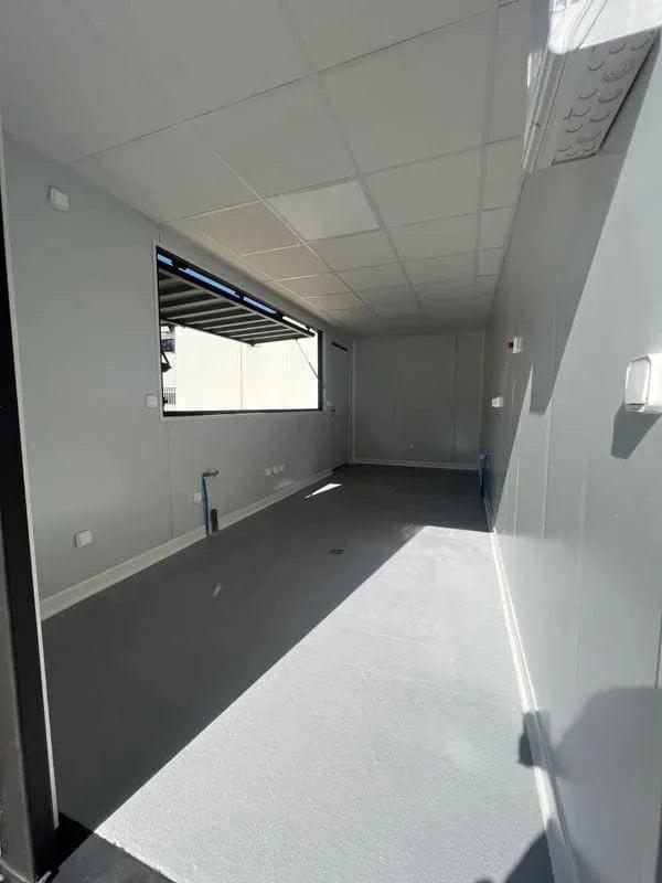 Conteneur sur mesure avec trappes de service et portes pour affichage publicitaire, barre de 6 mètres - Image 2