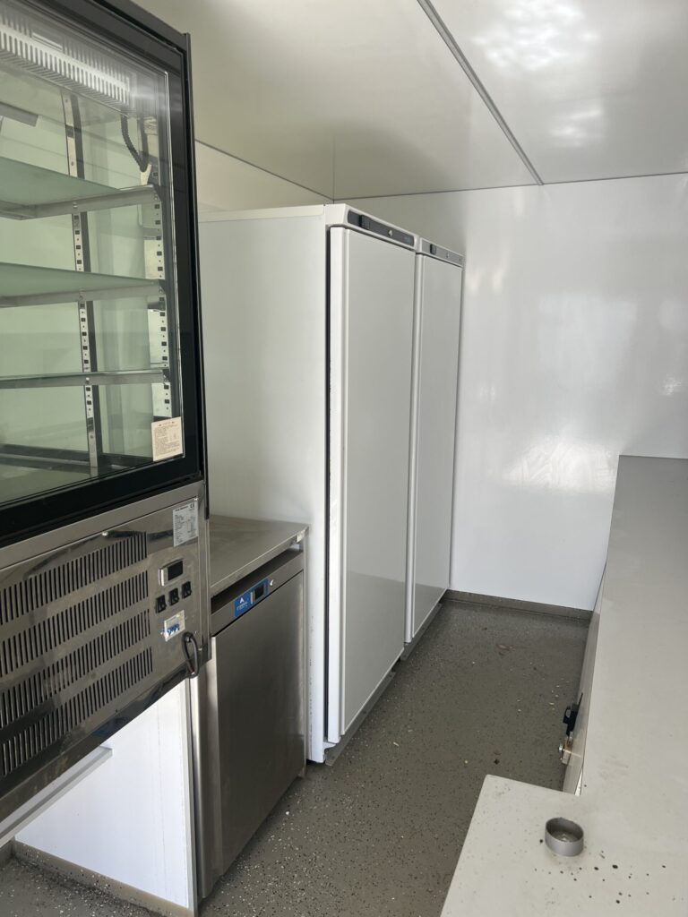 Container friterie tout équipé – Snack mobile 6m – Friteuse 4 bacs – Vitrine boissons – 1117 - Image 1