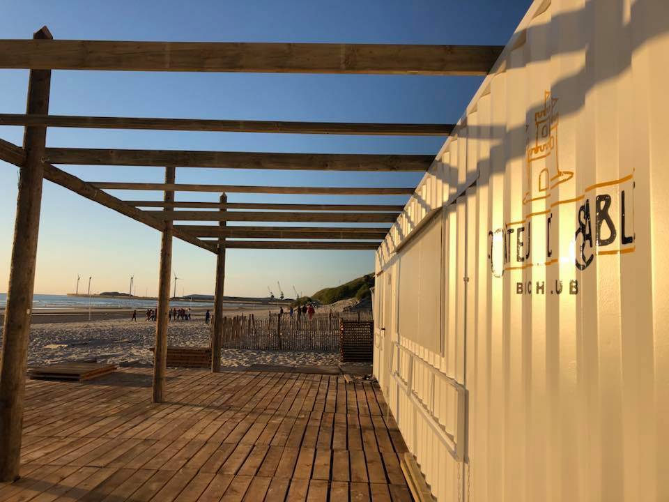 Container maritime 20 pieds aménagé en bar de plage – Acier corten avec auvent à vérin et comptoir extérieur pliable 2