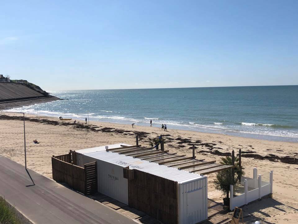 Container maritime 20 pieds aménagé en bar de plage – Acier corten avec auvent à vérin et comptoir extérieur pliable 1