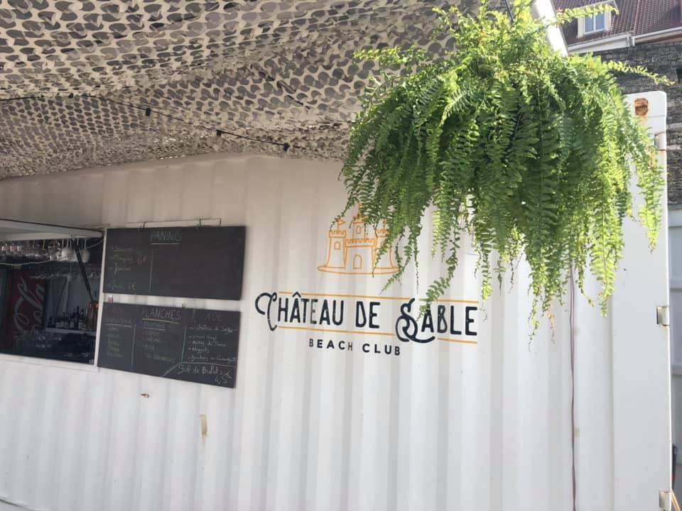 Container maritime 20 pieds aménagé en bar de plage – Acier corten avec auvent à vérin et comptoir extérieur pliable 3