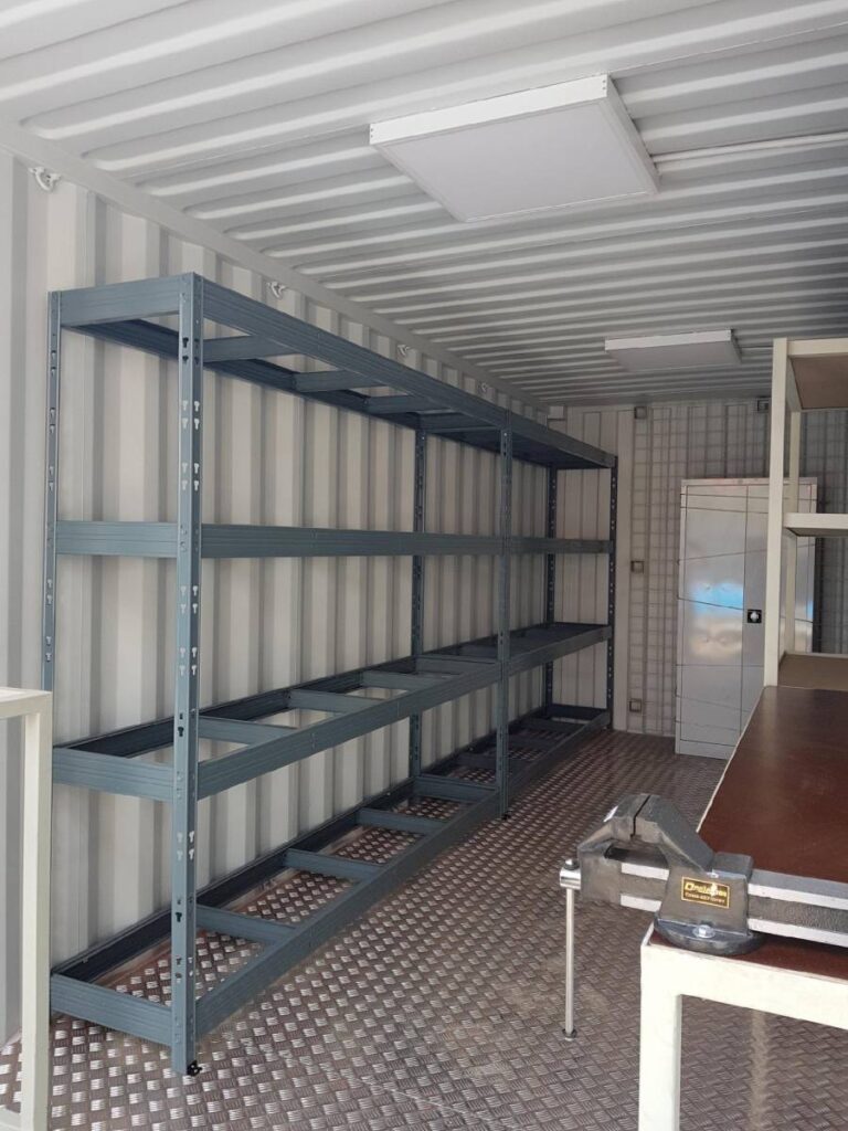 Aménagement de container maritime en archives – Solution de stockage sur mesure 2