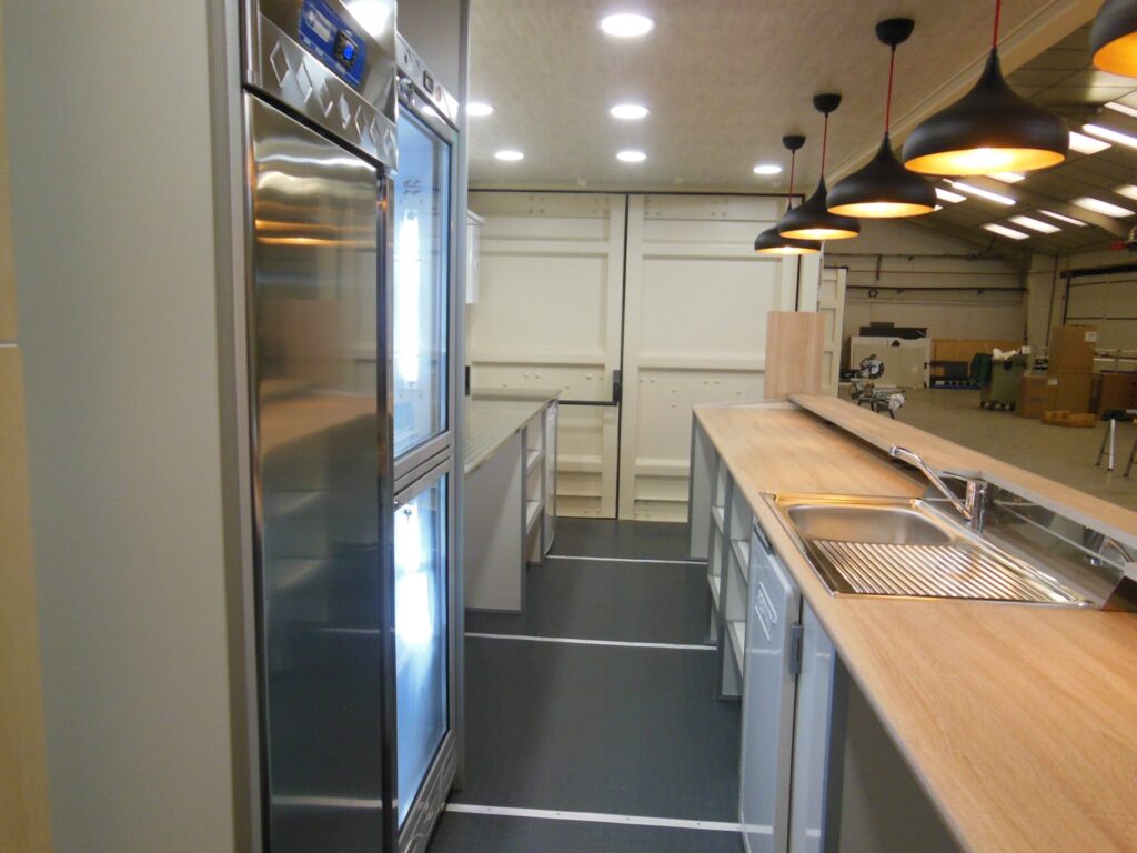 Container bar aménagé et personnalisé – Bar éphémère en container maritime 20&prime;, 40&prime;, high cube ou open side, en vente ou location 4