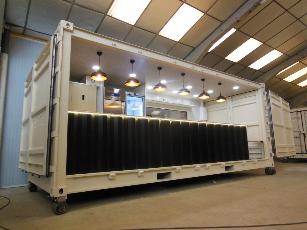 Container bar aménagé et personnalisé – Bar éphémère en container maritime 20&prime;, 40&prime;, high cube ou open side, en vente ou location 1