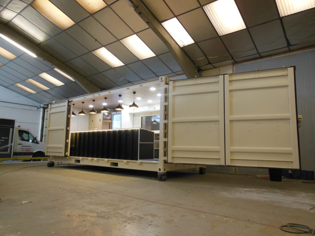 Container bar aménagé et personnalisé – Bar éphémère en container maritime 20&prime;, 40&prime;, high cube ou open side, en vente ou location 2
