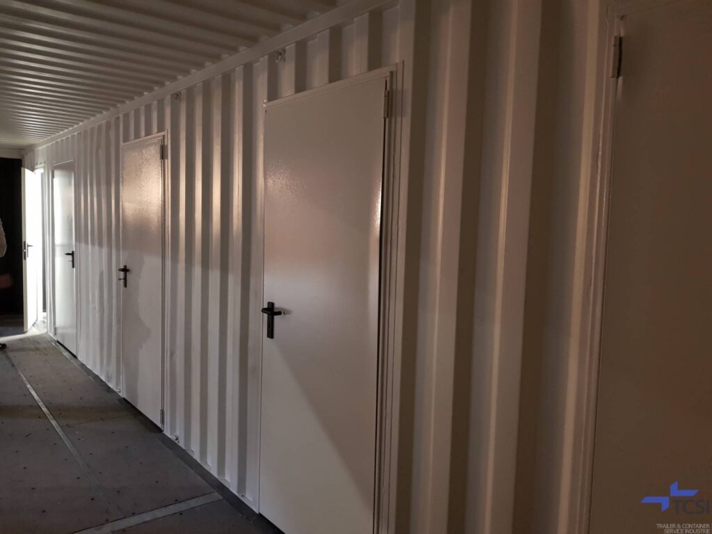Centre de loisir équipé de conteneurs maritimes transformés par TCSI – Vestiaires et espaces de détente 3