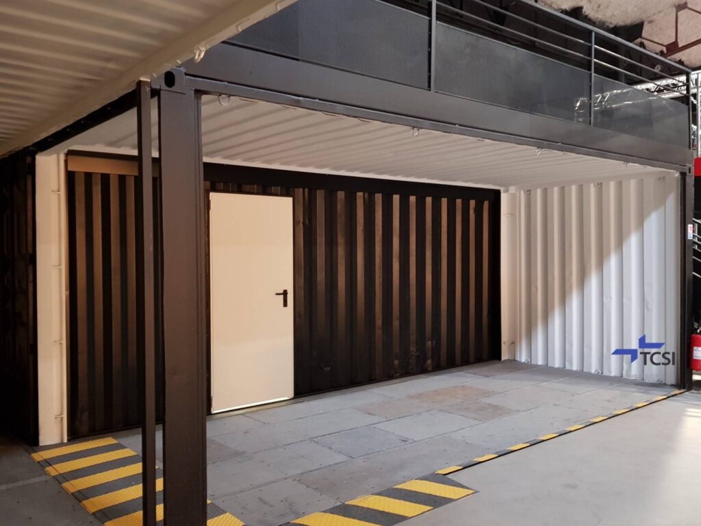 Transformation de containers maritimes en centre de loisirs à Cannes : Jump XL 3