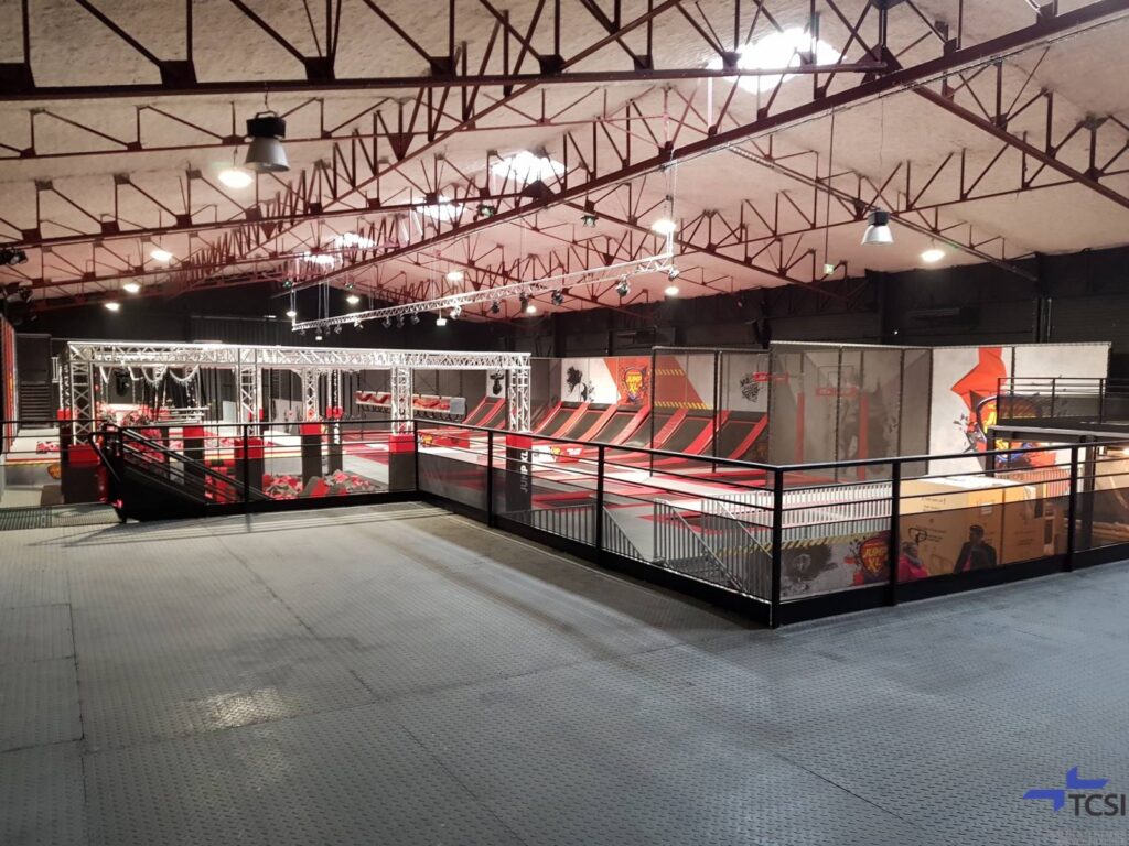 Transformation de containers maritimes en centre de loisirs à Cannes : Jump XL 1